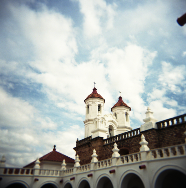 29. 05 - SUCRE _ Clocher _ Holga_Fuji160S_088